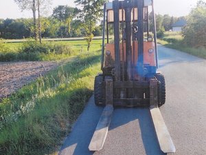 Wczoraj przed godz. 18 policjanci otrzymali zgłoszenie o poruszającym się jedną z dróg w gminie Czarna wózku widłowym. Według przekazanych informacji kierującynim mężczyzna mógł znajdować się pod działaniem alkoholu.

Przybyli na miejsce policjanci zatrzymali kierowcę wskazanego pojazdu. Okazało się, że wózkiem widłowym, po drodze powiatowej relacji Stobierna –  Medynia Głogowska, poruszał się 32-letni mieszkaniec gminy Czarna. Mężczyzna był pijany. Badanie stanu trzeźwości wykazało u niego ponad 2 promile alkoholu. 

Pijany kierujący stracił już prawo jazdy. Teraz za prowadzenie pojazdu mechanicznego w stanie nietrzeźwości 32-latek odpowie przed sądem. Grozi mu kara pozbawienia wolności do 2 lat, zakaz prowadzenia pojazdów mechanicznych oraz wysoka grzywna.