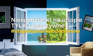 Pokój z otwartymi skrzydłami okiennymi podzielony na dwie części. Za oknem widzimy – po lewej stronie jezioro wkomponowane w górzysty krajobraz oraz – po prawej park z rozłożystymi koronami drzew. W prawym skrzydle okiennym wybita jest szyba, której odłamki leżą na podłodze. Pod oknem leży przewrócona doniczka z kwiatem, a obok splądrowane szuflady. Po prawej stronie okna na ścianie wisi przekrzywiony obraz. Po lewej stronie okna pokazany jest pokój, w którym dominuje kolor niebieski. Następnie na tle tego pokoju pokazuje się biały napis „Niespodzianki na urlopie tylko pozytywne” oraz poniżej napis w kolorze żółtym „stop włamaniom do domów” pisany bez przerw między słowami. Na samym dole od lewej strony ukazuje się flaga Unii Europejskiej, logo programu profilaktycznego Razem bezpieczniej – cztery splecione dłonie, odznaka - gwiazda z napisem Policja, logo EUCPN oraz symbol domu z pałąkiem imitującym zamknięta kłódkę.