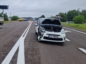 Samochód marki Citroen stojący na pasie w kierunku Łańcuta. Pojazd ma rozbity prawy, przedni bok.