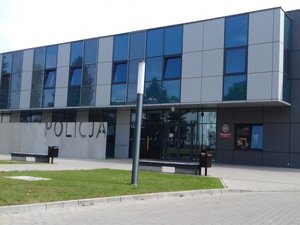 Przód budynku Komendy Powiatowej Policji w Łańcucie.