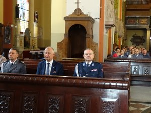 W kościelnej ławie siedzą Komendant Powiatowy Policji w Łańcucie oraz jego Zastępca, a także Starosta Łańcucki. Za nimi w ławkach siedzą policjanci oraz pracownicy łańcuckiej komendy.