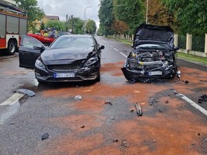 Stojące na ulicy pojazdy marki volvo i volkswagen.