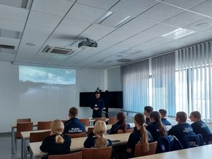 Uczniowie klasy mundurowej oglądają film: Policja dzisiaj.