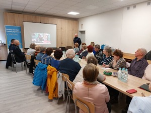 Uczestnicy debaty oglądają film dotyczący metody oszustwa „na wnuczka”.