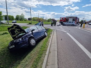 W przydrożnym rowie leży pojazd marki Seat. Lewa część przodu pojazdu jest uszkodzona.