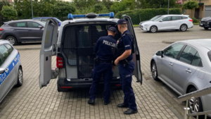 Funkcjonariusze z KPP Łańcut podczas doprowadzenia osoby zatrzymanej.