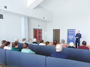 Seniorzy na spotkaniu z policjantami.