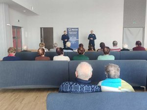 Seniorzy na spotkaniu z policjantami.
