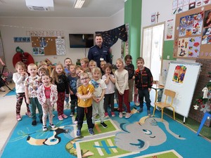 Wspólne zdjęcie policjanta i przedszkolaków.