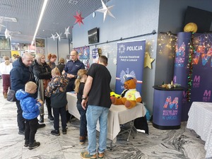 Policjant rozmawia z uczestnikami finału WOŚP