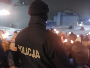 Policjant podczas światełka do nieba.