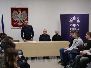 Nadkom. Paweł Sitek I Zastępca Komendanta Powiatowego Policji w Łańcucie wita uczestników debaty