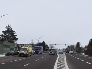 Odcinek drogi krajowej nr 94 w Kraczkowej. Na jezdni stoi ambulans, wóz strażacki, radiowóz oraz dwa uszkodzone pojazdy.