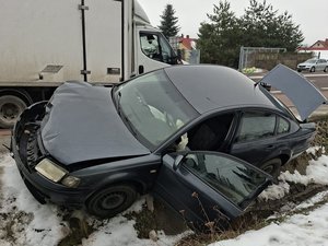 Znajdujący się w przydrożnym rowie pojazd marki Volkswagen.