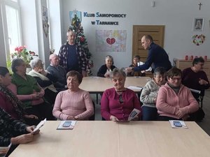 Policjanci rozdają seniorom odblaski.