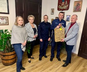 Starosta Łańcucki Adam Krzysztoń oraz Wicestarosta Łańcucki Barbara Pilawa-Kraus przekazują insp. Wacławowi Sudołowi Komendantowi Powiatowemu Policji w Łańcucie elementy odblaskowe.