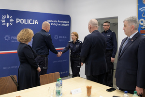 Złożenie meldunku I Zastępcy Komendanta Wojewódzkiego Policji w Rzeszowie insp. Małgorzacie Fąfarze przez Naczelnika Wydziału Prewencji podinsp. Dariusza Lecha.