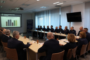 Uczestnicy debaty zapoznają się z danymi statystycznymi wyświetlanymi na multimedialnej prezentacji.