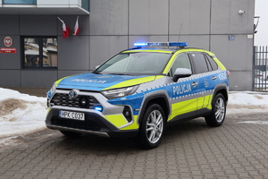 Nowy radiowóz stojący przed budynkiem łańcuckiej komendy.