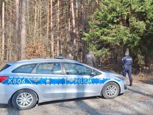 Strażnik leśny wraz z umundurowanym policjantem.