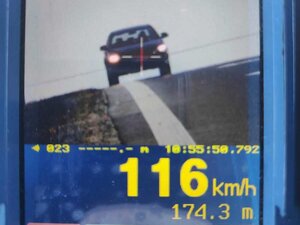 Laserowy miernik prędkości wyświetlający zmierzoną prędkość 116 km/h.