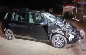 Samochód marki Volkswagen. Pojazd ma rozbity przód.