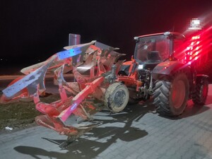 Ciągnik rolniczy z podpiętym pługiem ornym