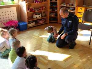 Przedszkolaki podczas spotkania z policjantem.