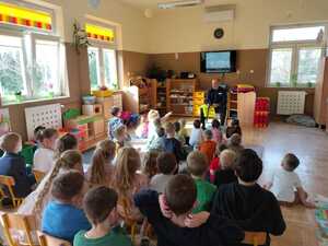 Przedszkolaki podczas spotkania z policjantem.