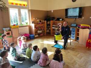 Przedszkolaki podczas spotkania z policjantem.