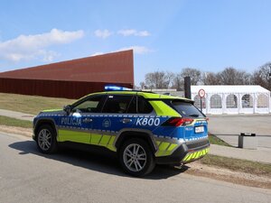 Policyjny radiowóz przy Muzeum w Markowej.