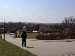 Policjant przy Muzeum w Markowej.