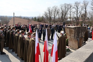 Uczestnicy obchodów w Sadzie Pamięci w Markowej.