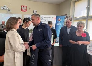 I Zastępca Komendanta Powiatowego Policji w Łańcucie nadkom. Paweł Sitek wręcza nagrody finalistce zawodów.