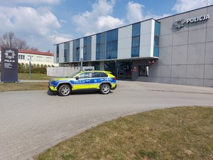 Radiowóz przed budynkiem Komendy Powiatowej Policji w Łańcucie.