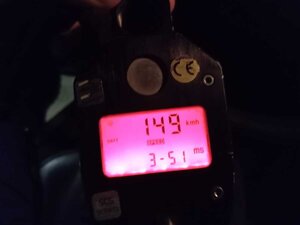 Laserowy miernik prędkości wyświetlający zmierzoną prędkość 149km/h.