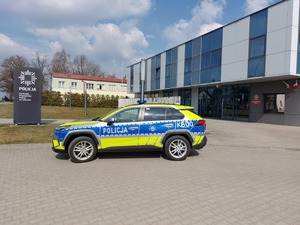 Policyjny radiowóz przed budynkiem Komendy Powiatowej Policji w Łańcucie.