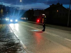 Policjantka ruchu drogowego zatrzymuje do kontroli samochód.