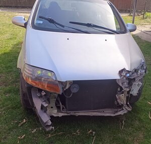 Samochód marki Daewoo. Pojazd ma rozbity przód.