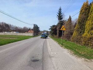 Oznakowany radiowóz stojący w pobliżu miejsca zdarzenia.