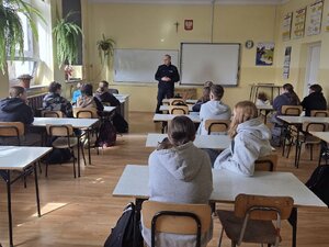 Policyjny profilaktyk wygłasza pogadankę dla uczniów Szkoły Podstawowej w Kraczkowej