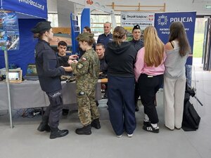 Uczniowie klas ósmych przy policyjnym stoisku.