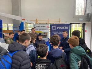 Uczniowie klas ósmych przy policyjnym stoisku.