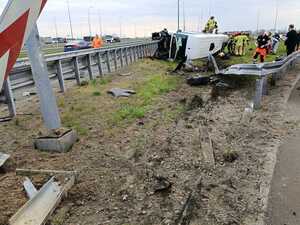 Miejsce wypadku. Na boku poza barierkami energochłonnymi leży uszkodzony pojazd marki Mercedes Sprinter.