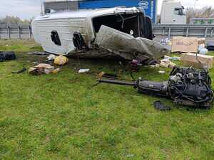 Miejsce wypadku. Na boku poza barierkami energochłonnymi leży uszkodzony pojazd marki Mercedes Sprinter.