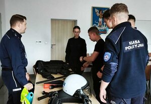 Licealiści oglądają policyjne wyposażenie.