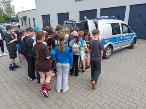 Dzieci ze Szkoły Podstawowej nr 1 oglądają policyjny radiowóz