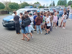 Dzieci ze Szkoły Podstawowej nr 1 oglądają policyjny radiowóz