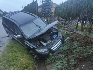 Uszkodzony pojazd marki Hyundai stojący częściowo w rowie.