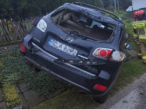 Uszkodzony pojazd marki Hyundai stojący częściowo w rowie.